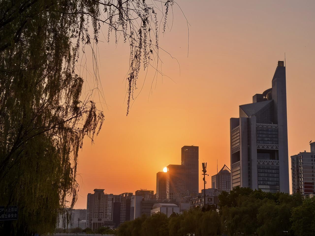 昨天，参加一个婚宴，发现一个问题，白酒几乎没有人喝了。每桌都摆着两瓶包装精致