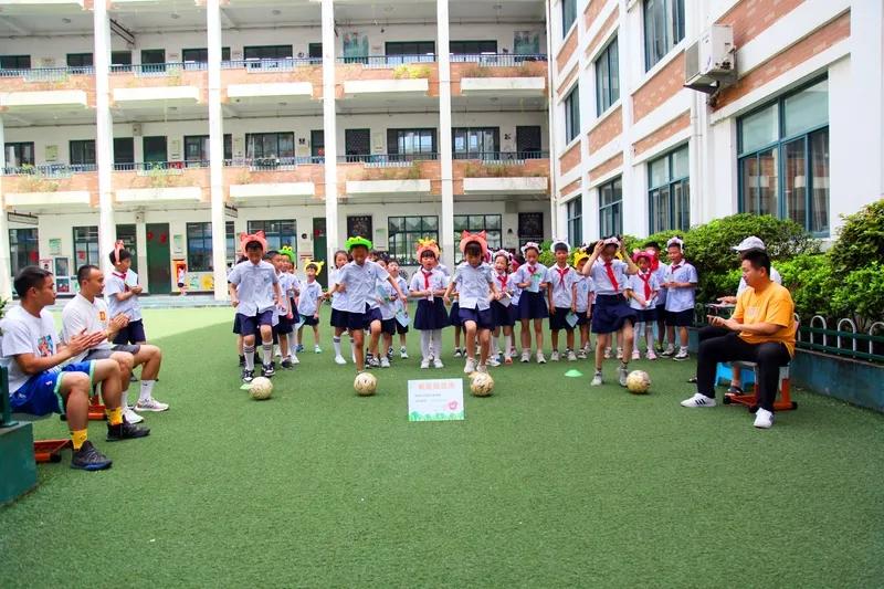 一位五十六岁的小学老师说，今年，他开始活明白了。在以前，他总是想着多赚一点钱，自