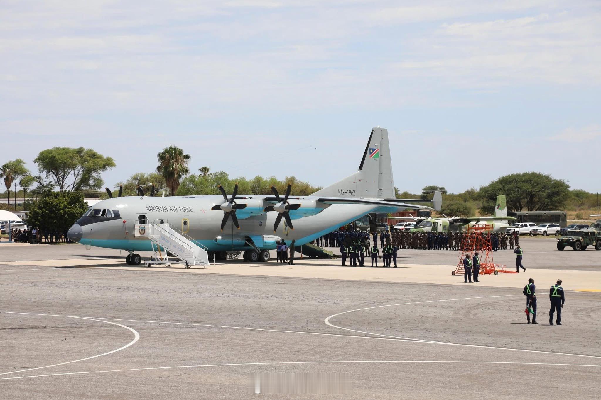 烽火问鼎计划作为东西方两种有代表性的中型运输机，An-12（Y8/9）和C-