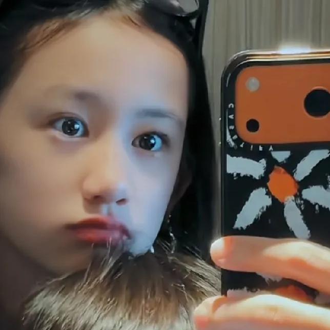 黄磊的小女儿和小儿子终于公开长相了，没想到全家最像黄磊的居然是二女儿黄少艾，黄