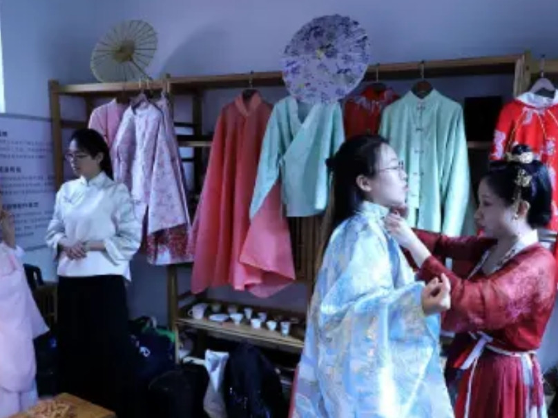 汉服店主被拘5天，女游客被拘6天。整件事明显是游客有错在先，店主也是被逼急了。当