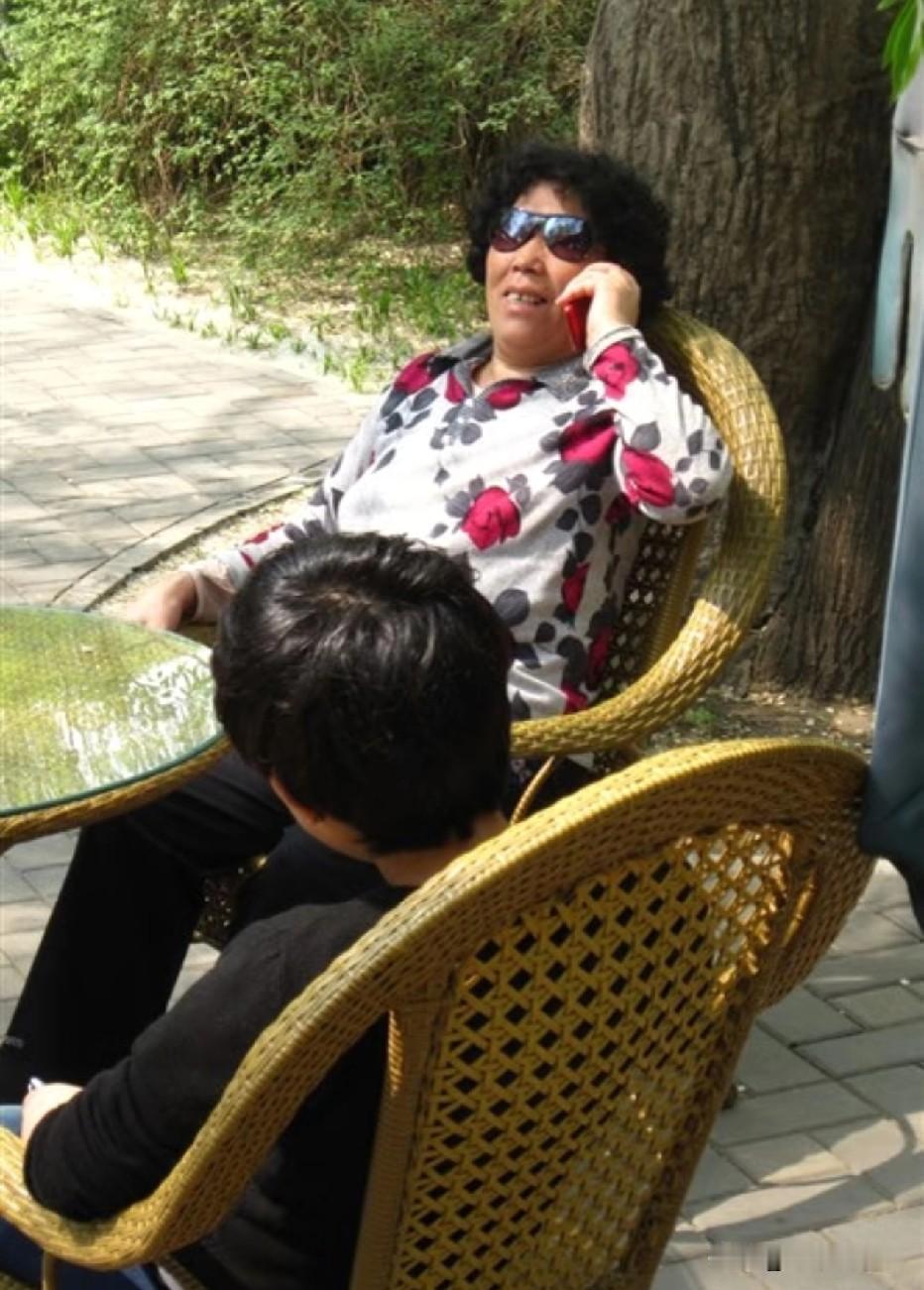 我老公前天回来跟我说了个事，听得我半天没说话。他单位有个女同事，她公公喝药自