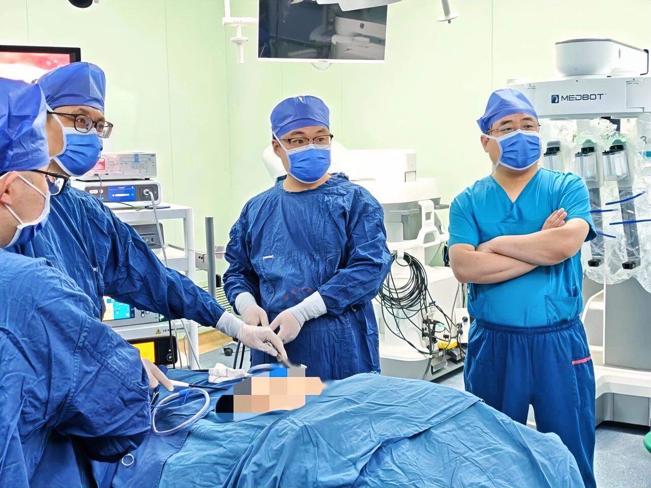 徐州甲状腺手术迈入“机器人时代”！4月7日，徐州医科大学附属医院普外科甲乳