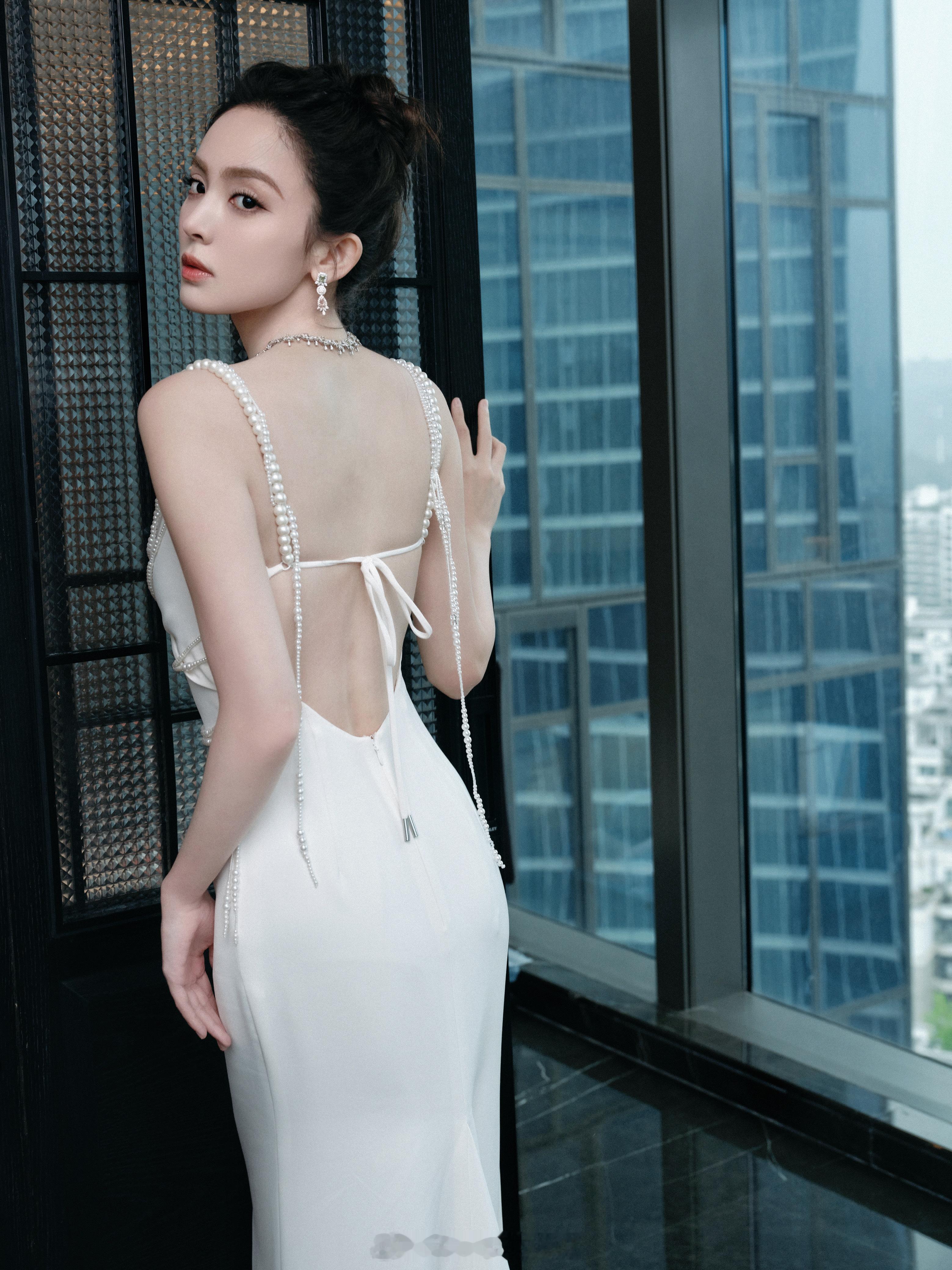 古力娜扎黑天鹅美背写真