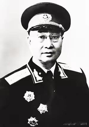 有一次陈赓用白水萝卜招待彭老总，自己却躲在房间里大口吃肉，彭德怀大怒：好你个陈赓