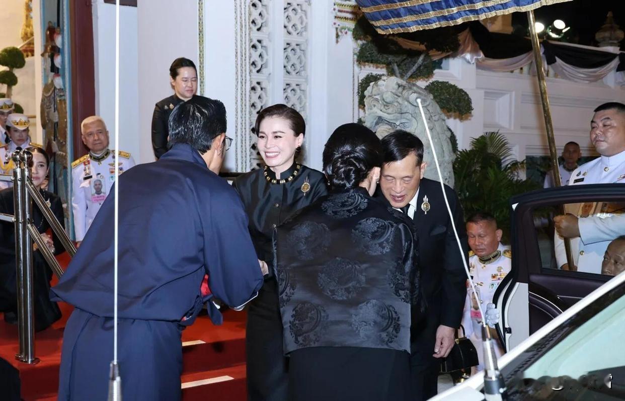 竟然笑得出来？不丹国王吉格梅·凯萨尔·旺楚克与佩玛王后前往泰国吊唁泰国王太后诗丽