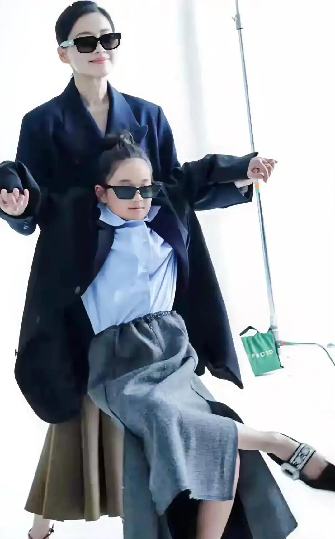 孩子不管就废了？梅婷女儿9岁签约演话剧，母女签的协议撕开教育真相。协议就一条