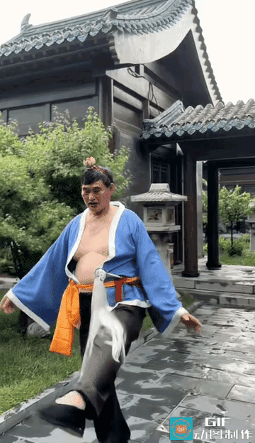 说起大衣哥，很多人都熟悉，自打走红之后，为了赚钱，各类演出他全都接，样样还都演得