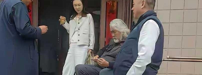 张纪中陪杜星霖回江苏连云港老家，这女婿当得挺接地气。院子里小凳一坐，岳父和表哥站着围着他唠，杜星霖端