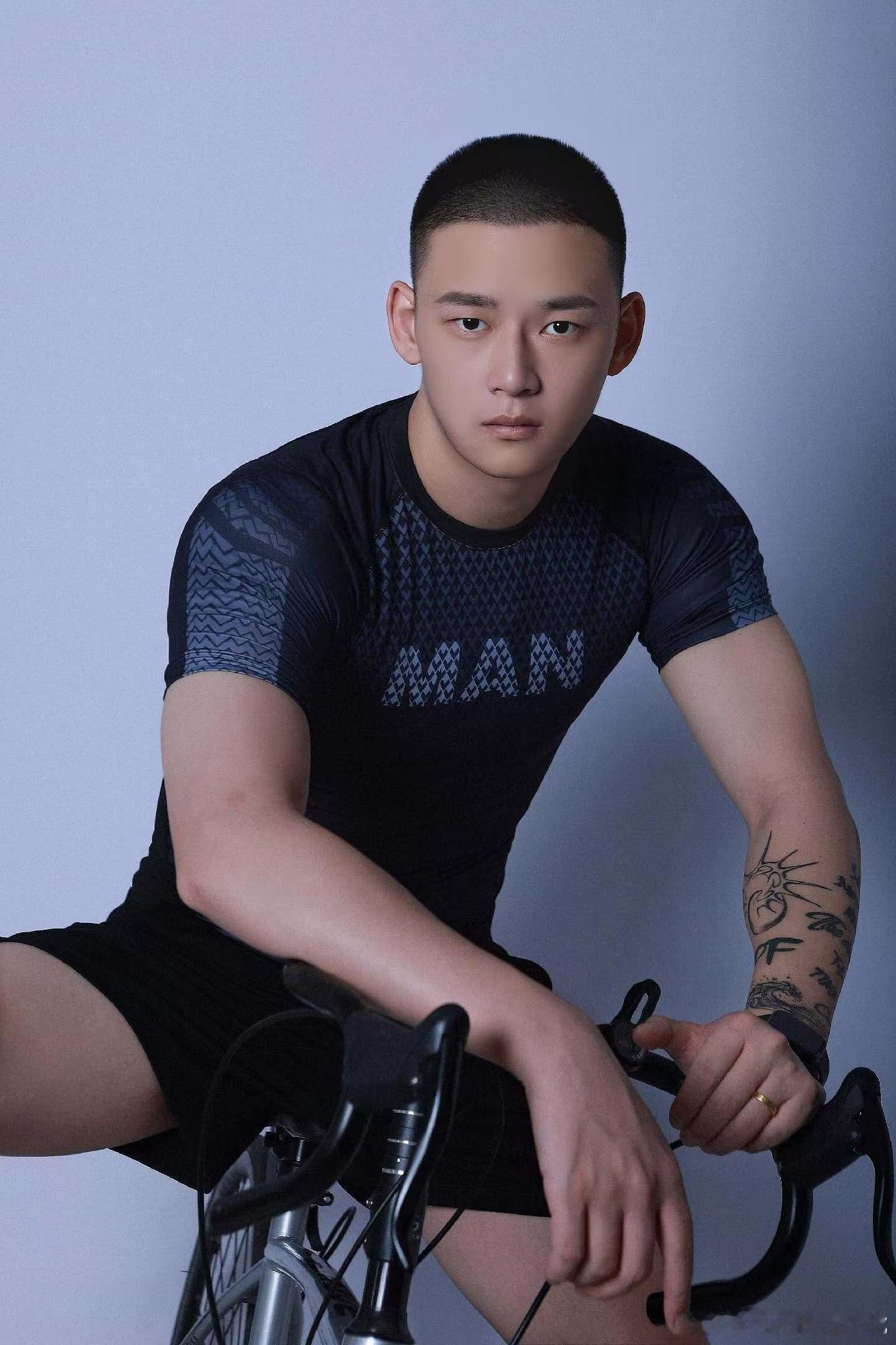 骑行日记黑西装男神穿搭分享男生还是要阳光点比较好，加油吧少年。