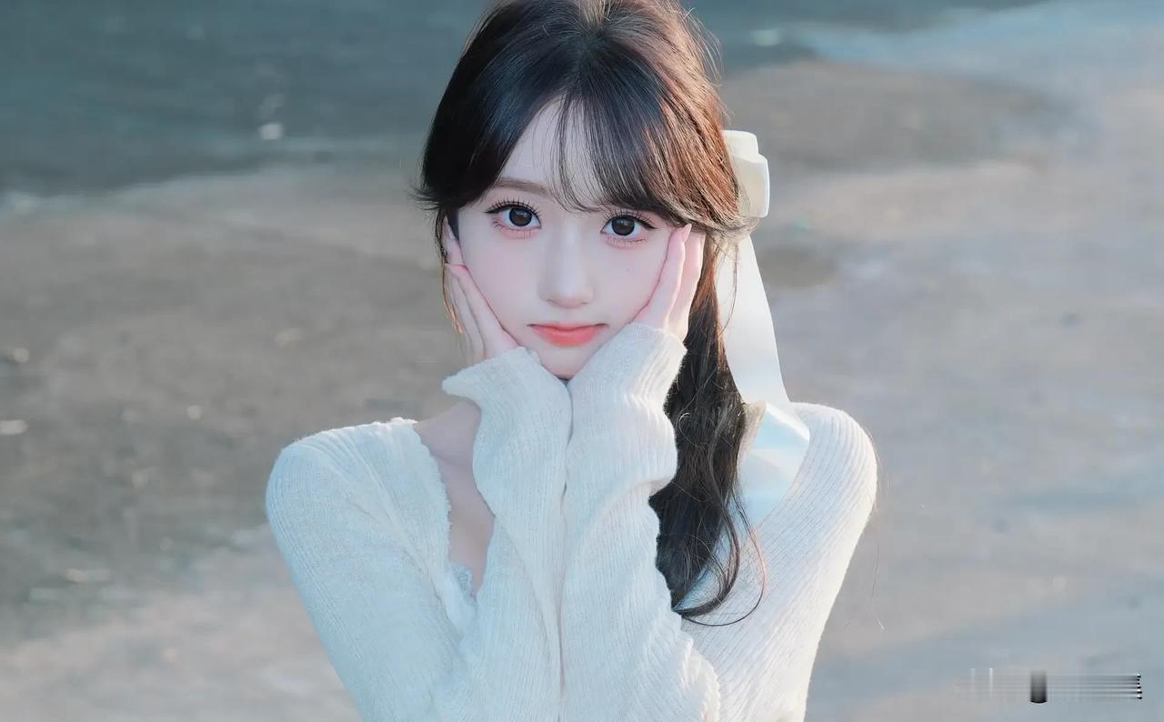 元气少女，甜美笑容，清新自然