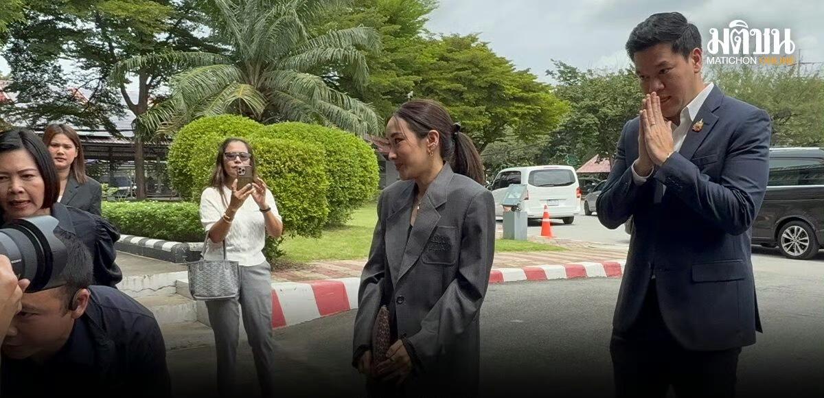 萍通塔又去监狱探望父亲他信，已经第三次啦。据报道，泰国前总理他信大女儿萍通塔携妹