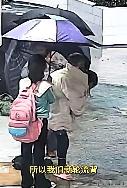 泪目了！5月1日报道，四川凉山下雨，三名10岁女孩载路边发现2岁走失男童，衣服单