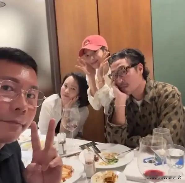 张家辉现广州珠江新城：与工作人员拍摄好认真，与粉丝合影很温和！[赞][赞]