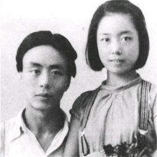 1936年，艾青结婚第二年，认识了15岁的学生张月琴。 3年后张月琴要离开，
