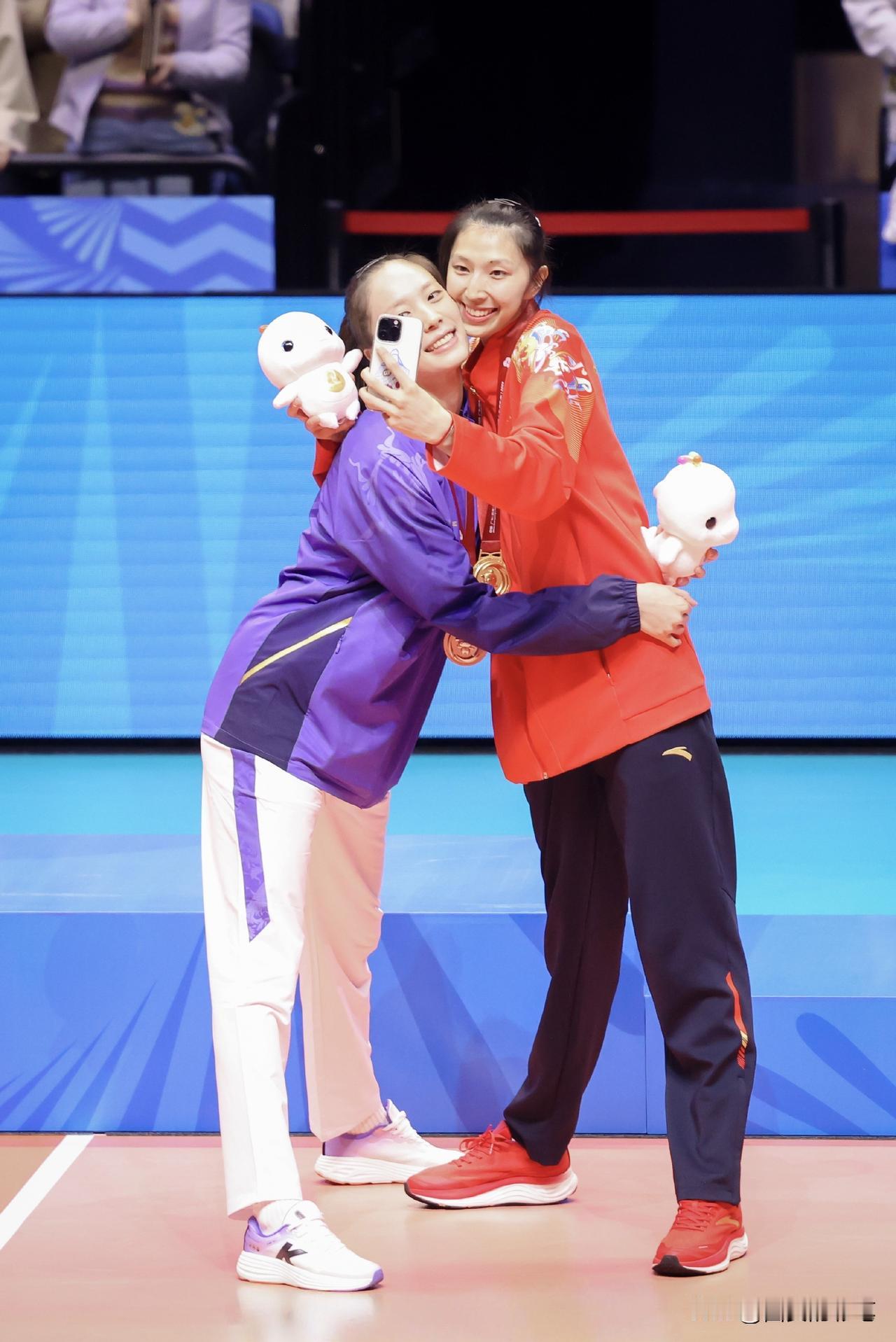 郑益昕和吴梦洁关系好铁啊，深深地抱在一起！看，全运会颁奖后，郑益昕与国家队好友