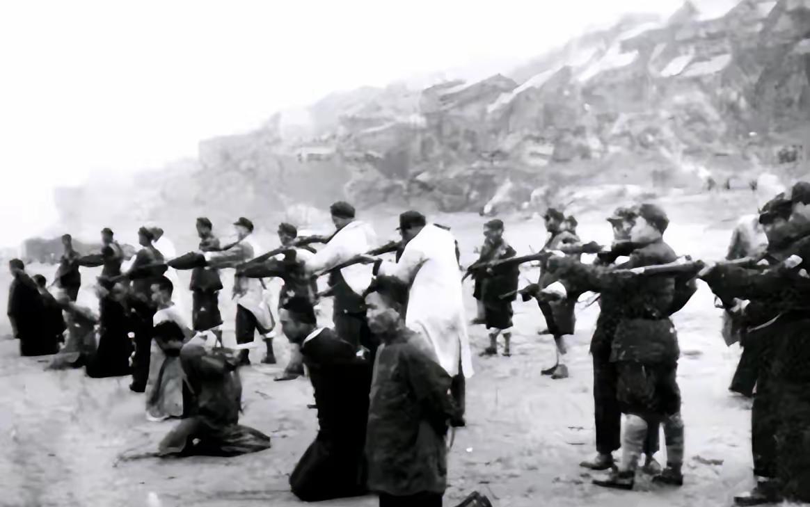 1947年8月，国民党师长李铁民下令将一百多地下党杀害，少将韩君明劝他：“老铁，