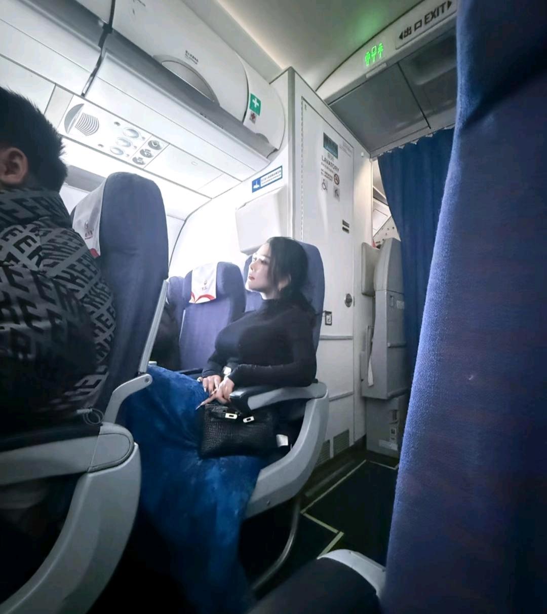 一看就知道不是一般人为什么女生喜欢坐飞机旅游？省时省力，把时间留给玩和吃坐