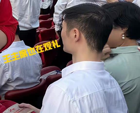 王励勤也在九三阅兵现场观礼！！真的太低调了，只见王主席也是穿着一件白衬衫