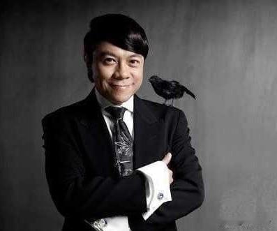 蔡康永是不是傻，现身沈伯洋造势现场，这不是把自己送上风口浪尖上吗？从他刻意压