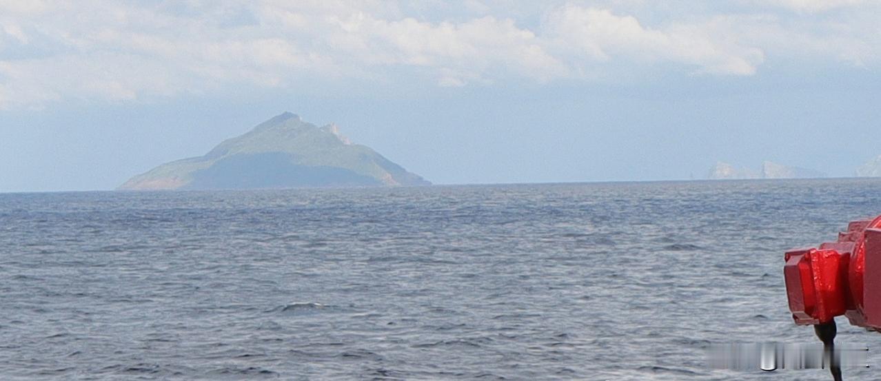 【海警】首次双岛领海同时巡航。2026年2月10日，中国海警2503舰艇编队在我