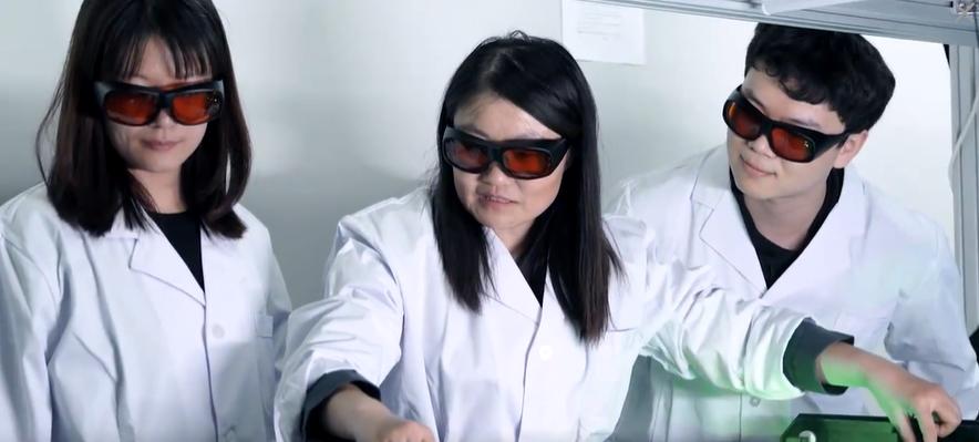 杨晓菲，1984年8月出生，如今已是北京大学物理学院教授、博士生导师。很多人最近