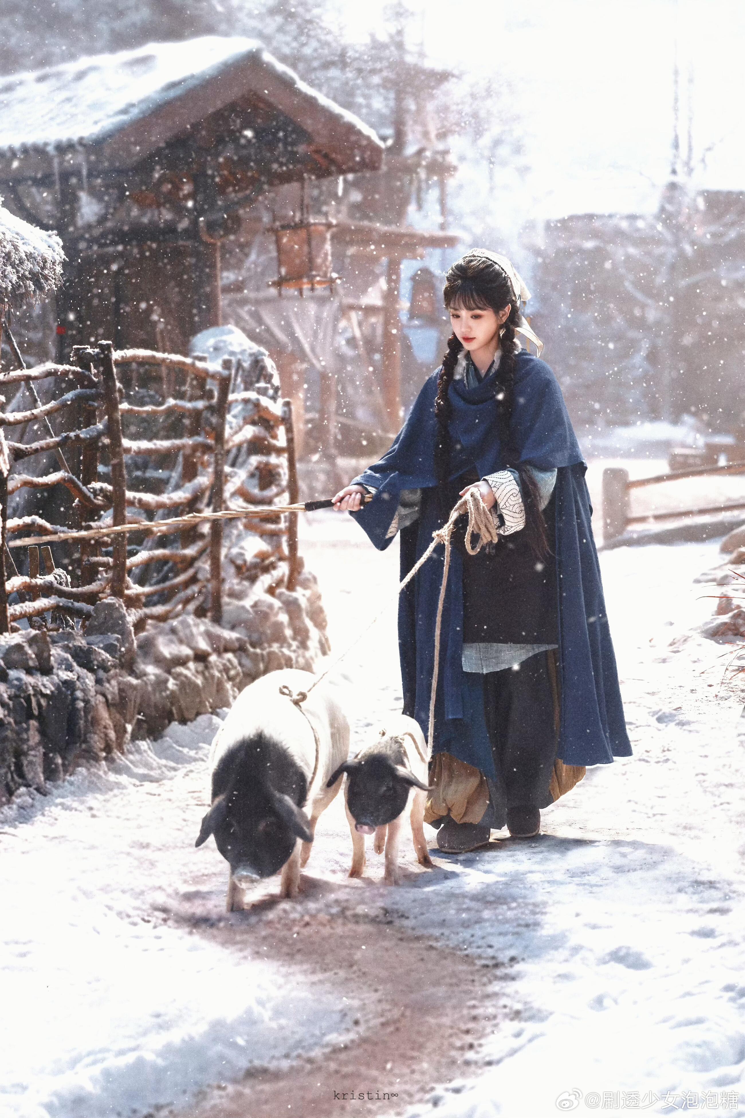 喜欢这个蓝色小萌人儿～长玉这套蓝色披肩穿着好漂亮！