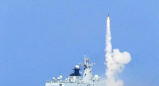 055配备200多枚导弹，假如海战爆发，导弹打完了该咋办？实不相瞒，055打完导