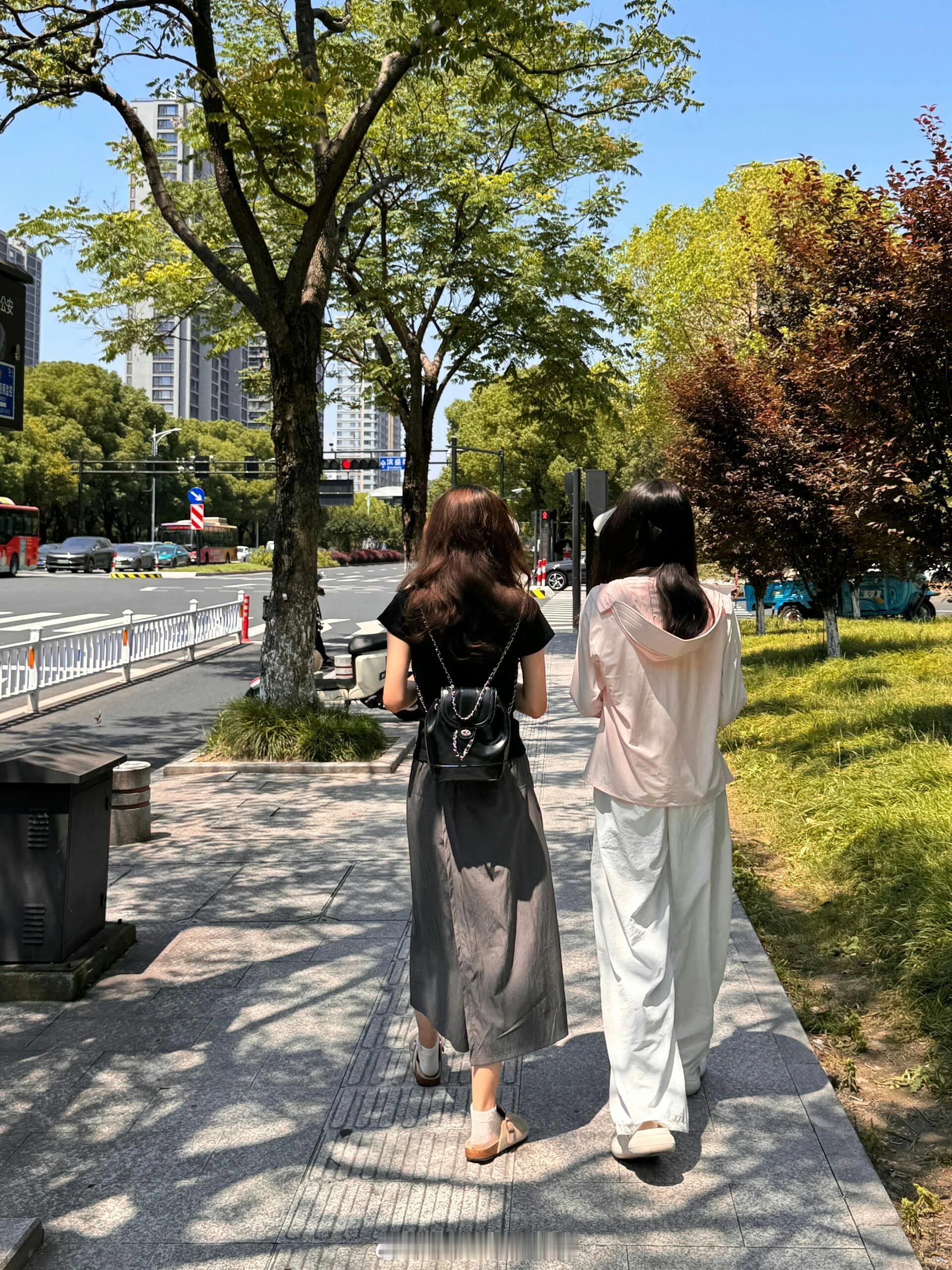 路边看到的！wo'c！！！姐妹们这条裤裙怎么形容呢，就是滑滑的凉凉的很舒服凉快，