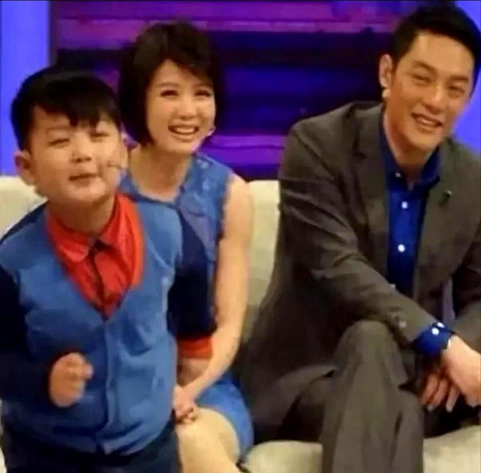 傅程鹏为与周丽淇相守，不惜抛下结发妻子程愫与年幼孩子。他把房子车子全留给