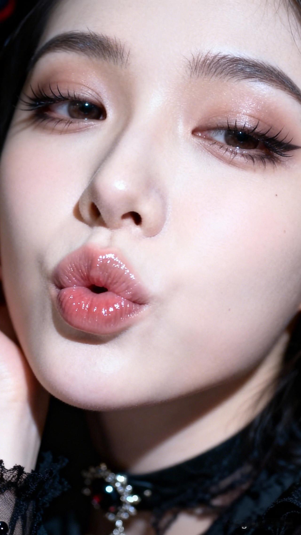 红唇轻启，似有千言。碰见喜欢的美女会有什么感觉和行动美妆分享甜美诱惑的唇妆，