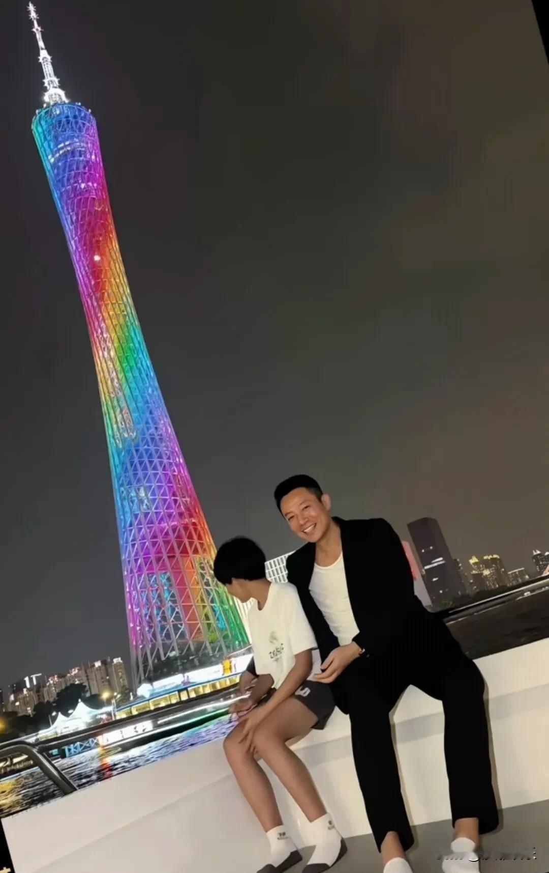暑假快要结束了，大S（徐熙媛）前夫汪小菲可没闲着！就在8月14日，他带着10岁