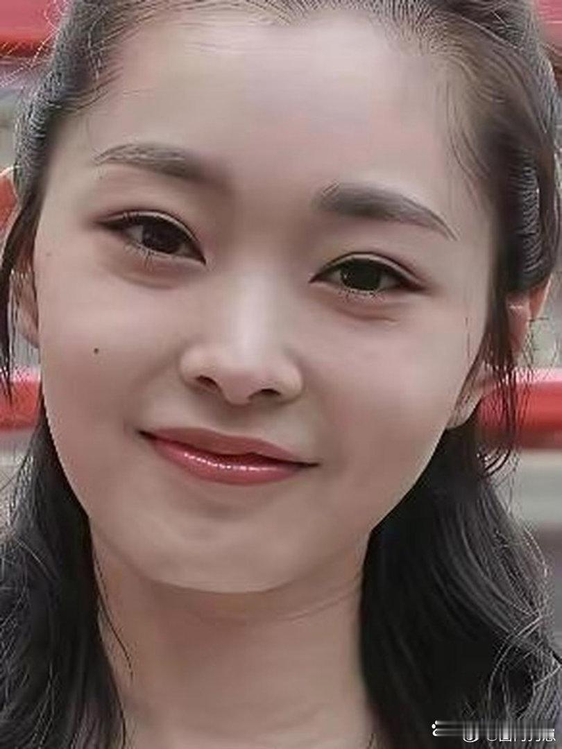 宋轶早期淡颜系长相清新脱俗，自带独特辨识度，越品越显温婉惊艳。