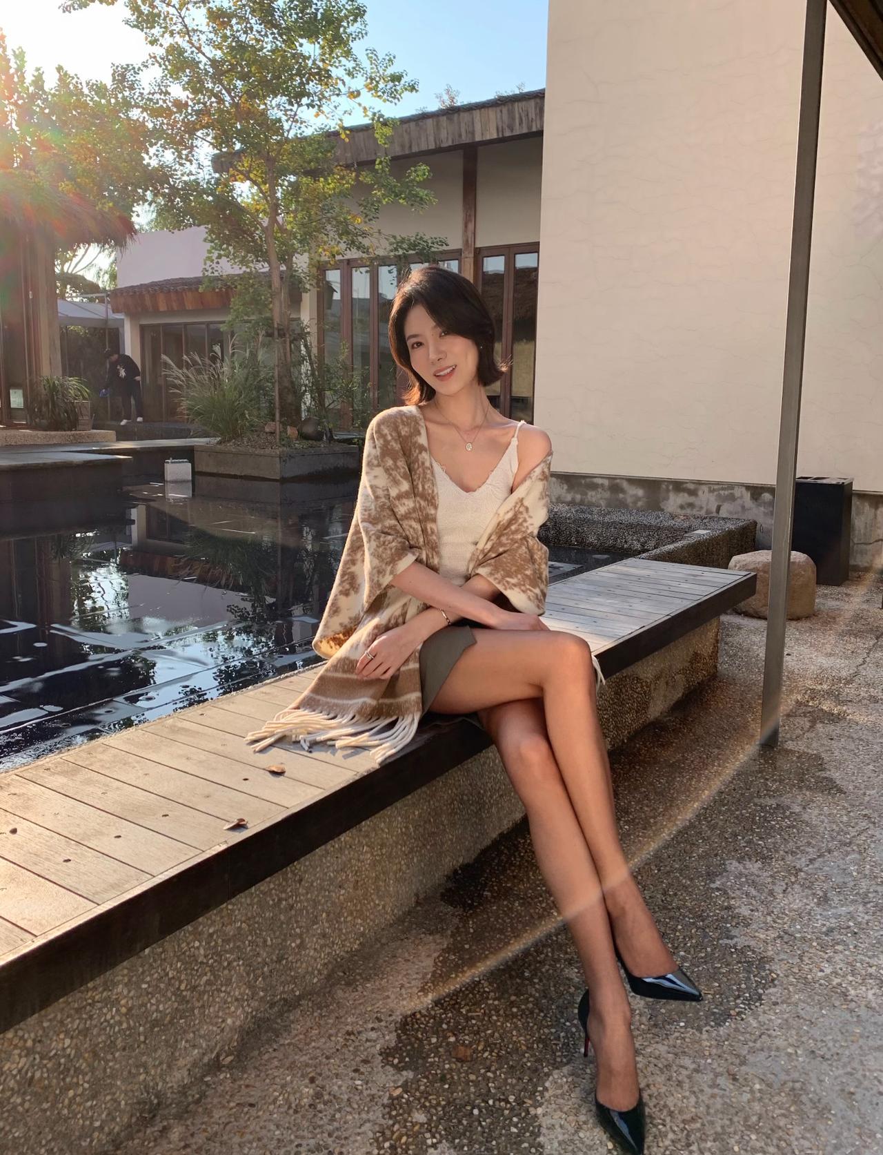 都市雅致穿搭，自信微笑，绿意盎然中漫步。有什么舒服好看的女生穿搭高跟鞋的女性魅