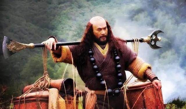 八戒的九齿钉耙是太上老君亲手打造，沙和尚的降妖宝杖却是鲁班大师制作，一个是天河神