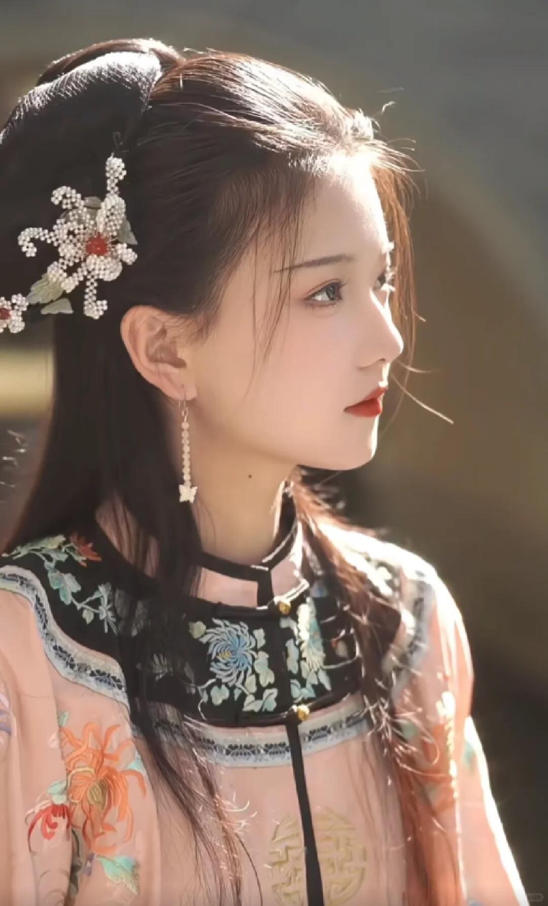 在《甄嬛传》里，甄嬛直到离世，都没能参透玉娆那番话的深意。果郡王死后，甄嬛与皇上