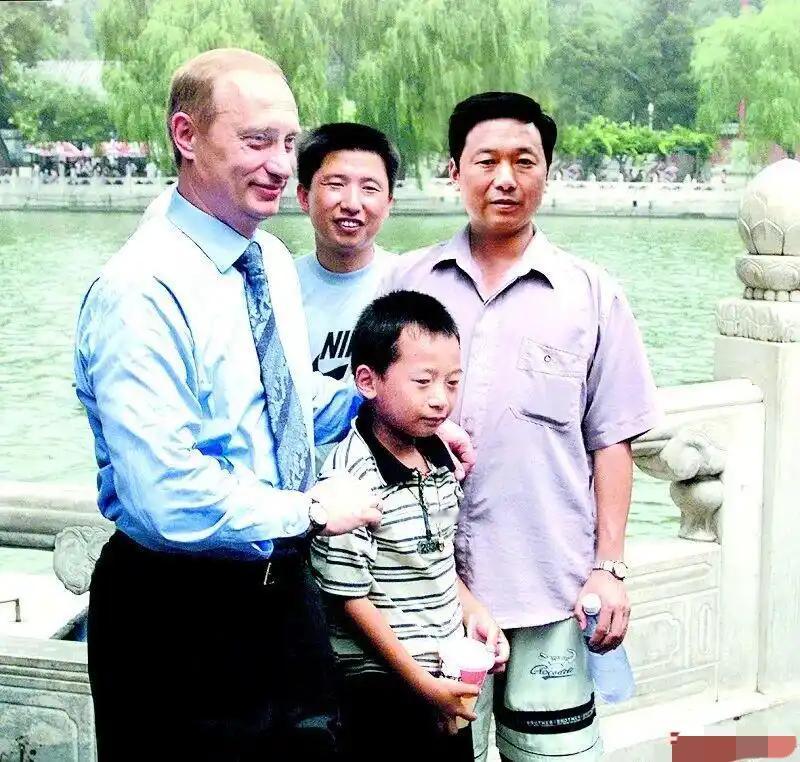 26年的约定26年前普京访华，见到了10岁的小男孩彭湃，他们合影留念两人相约