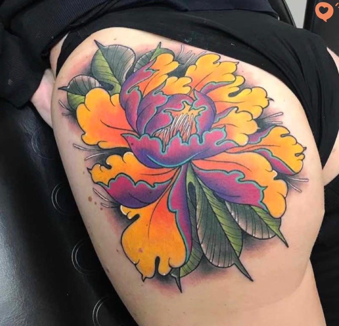 现在的年轻小女孩啊，已经做到旁若无人，啥都敢干了！在身上纹这么大的纹身，以后