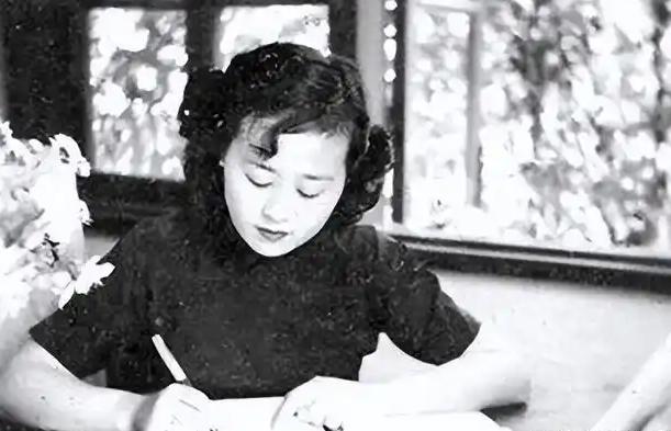 1963年，女作家聂华苓的母亲大限将至，她颤声说：“妈临死前，只求你一件事，离婚
