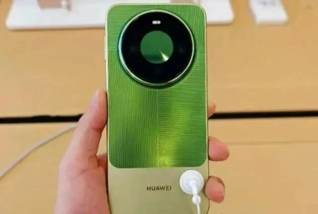 华为Mate90又收到鸿蒙7更新：这次我劝你先别急着升我的一个同事坐在自己的