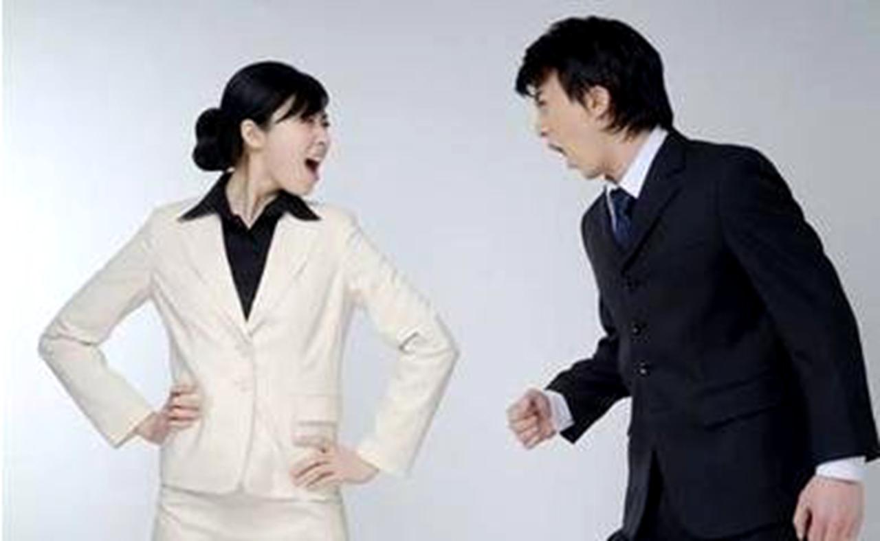 领导被下属当众顶撞咋办？ 当众被下属顶撞，最显领导格局。不怒、不辩、不失态，