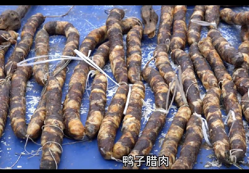 翻看超娃的图片，再一次看到腊肉与腊肠，真的好喜欢超娃和幺妈做的腊味。虽然吃不到，