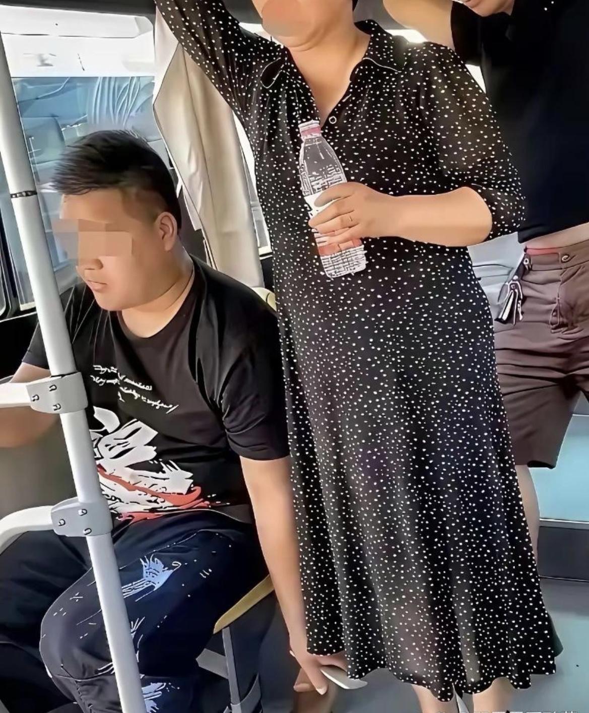 公交车上遇到这种怎么办[哭哭]