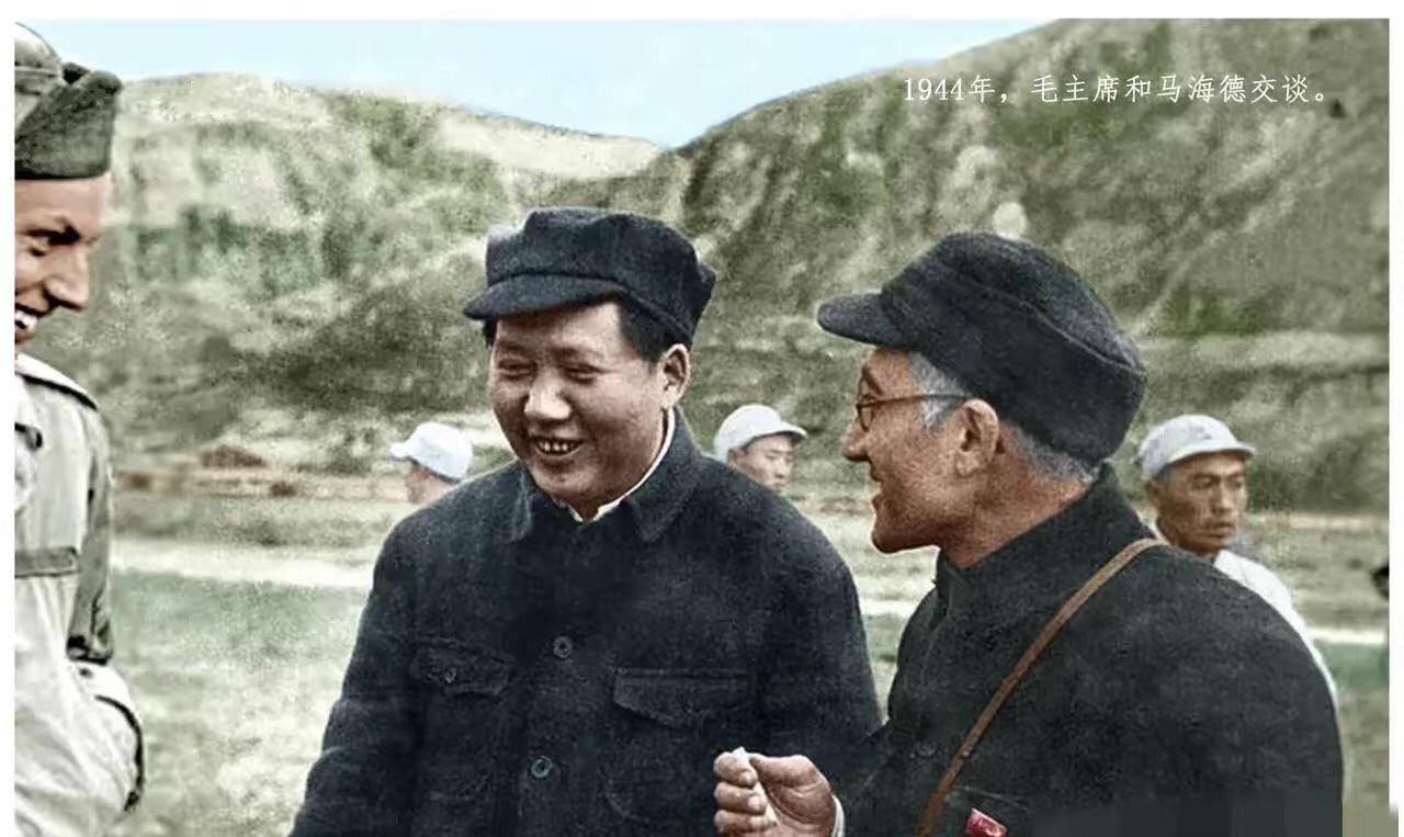 1944年在延安，毛泽东和美国医生马海德同框合影。美国医生怎么来到延安呢？1