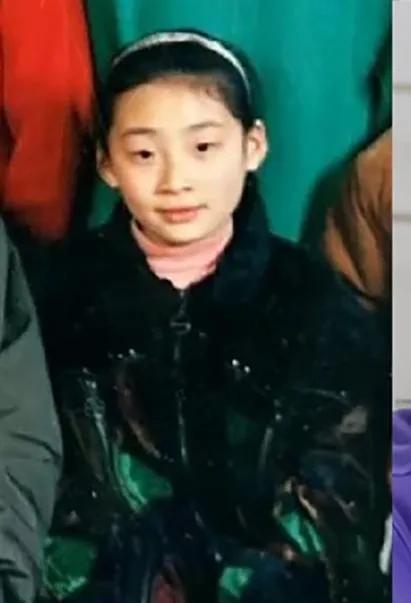 宗馥莉小时候的全家福，与爸爸妈妈、爷爷奶奶、叔叔婶婶、兄妹们的大合影，宗馥莉那时