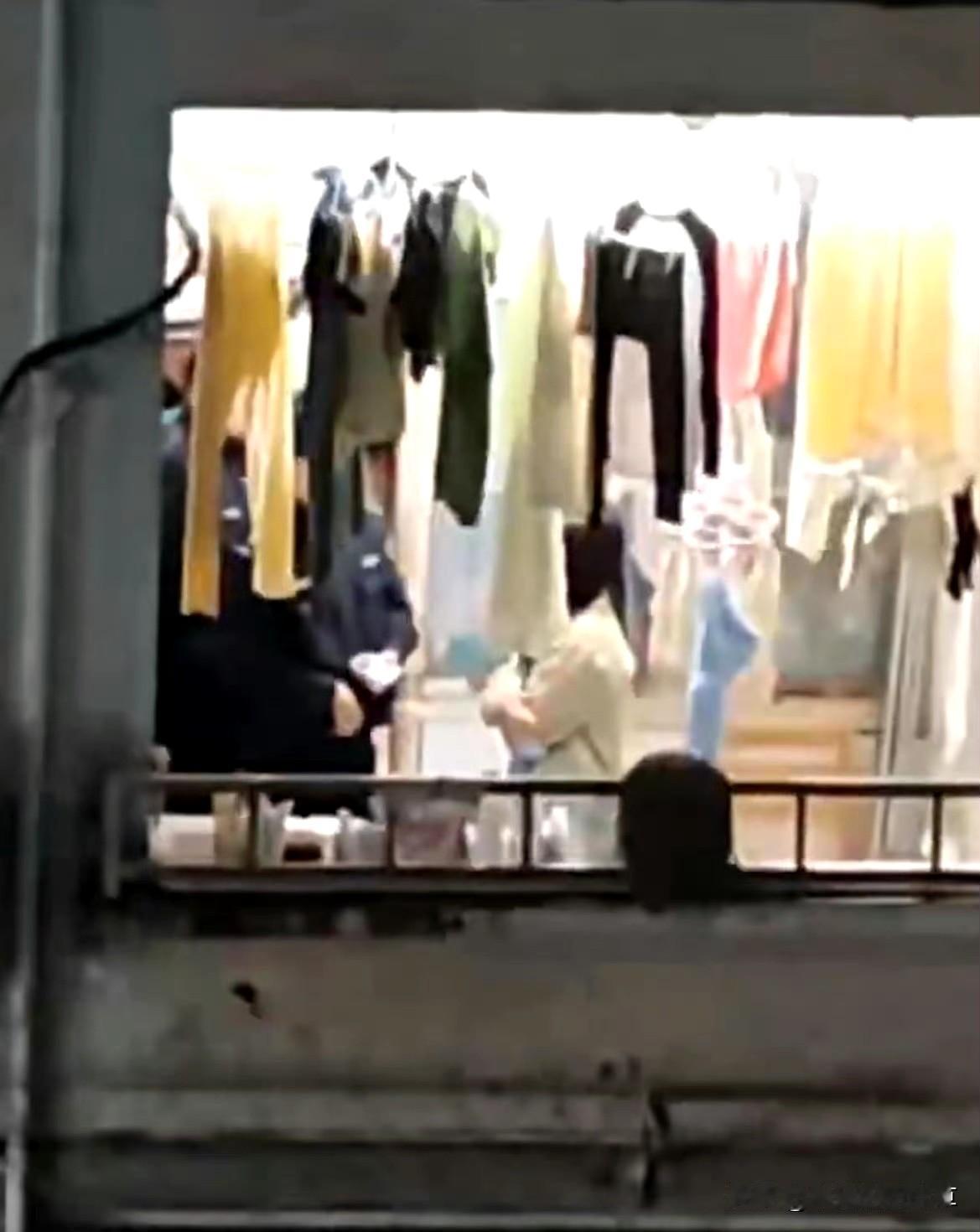 原来网友问留学生擅闯女寝咋处置的时候,警方和学校就已经行动了,终于知道为什么