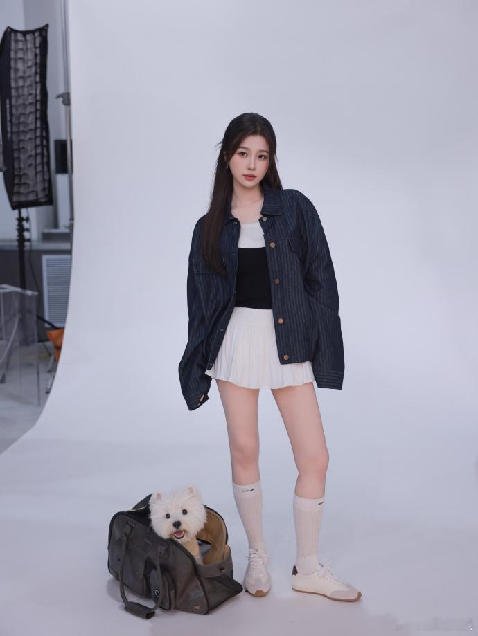 关于虞书欣近来的情况，既有少量花絮内容对外公布，同时她也收获了又一个全球代言人身