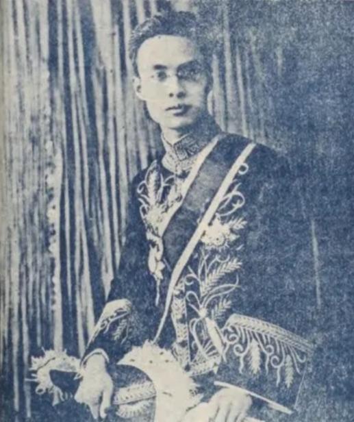 1935年张謇唯一的儿子张孝若在家中暴毙，开枪的竟是父亲留下的老护卫，更诡异的是