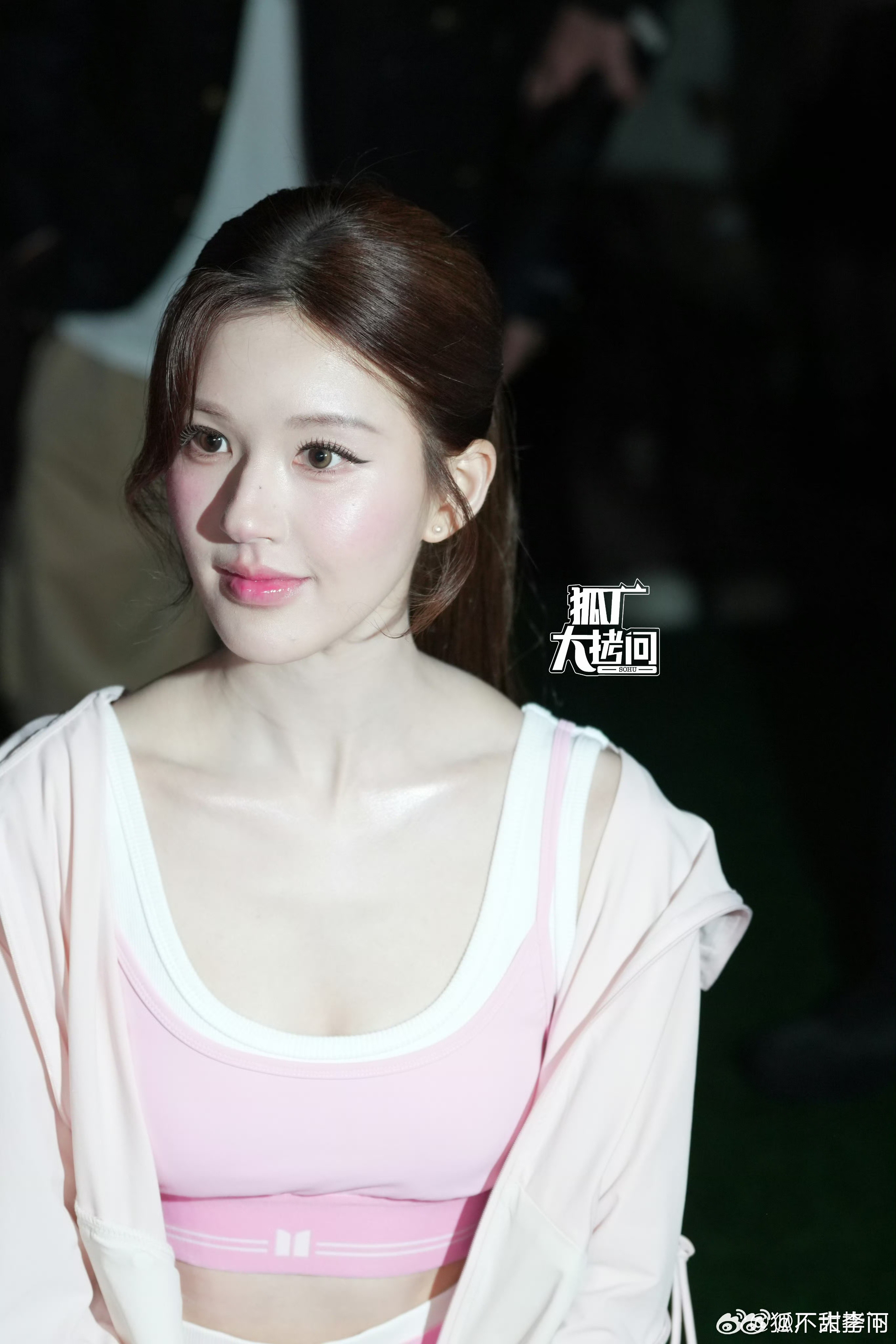 这不要钱的高光，位置奇怪的腮红，根根分明的苍蝇腿，僵硬的眼线