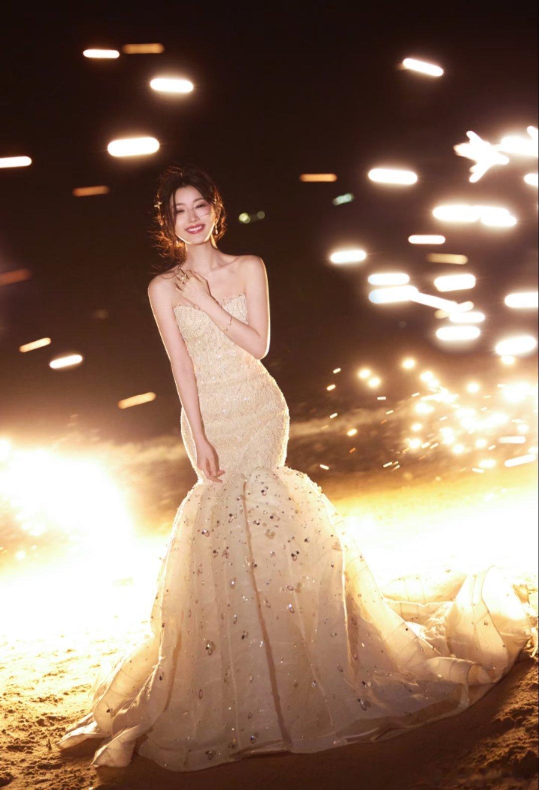 毛晓彤分享了一组美图～“夜晚的烟花🎆烟花很美但我被风吹成了大背头😂”